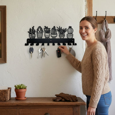 femme souriante accroche clés porte clé mural original plantes succulentes