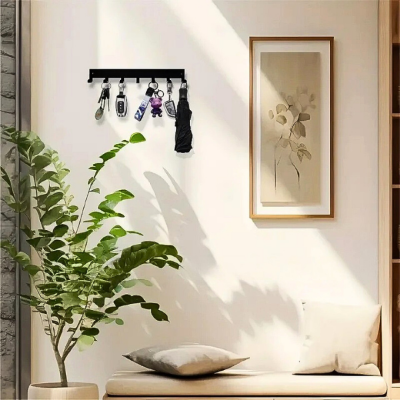 porte cle mural noir contre mur avec cadre plante