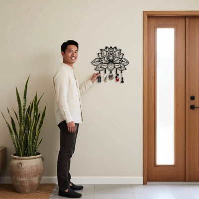homme souriant suspend clés porte clef mural fleur lotus métal