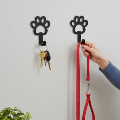 main accroche laisse sur porte clés muraux empreintes pattes chien