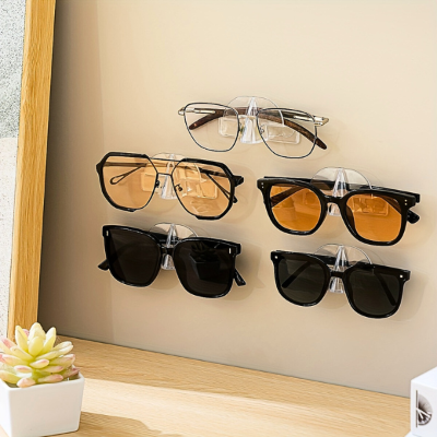 cinq porte lunette transparent collés au mur