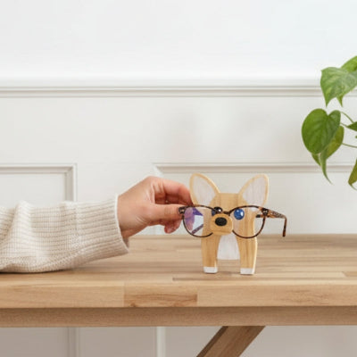 main pose lunettes vue sur porte lunette bois chien mignon