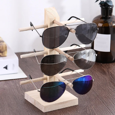 paires de lunettes posées sur portant en bois