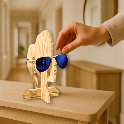 main qui pose lunettes soleil sur porte lunette bois