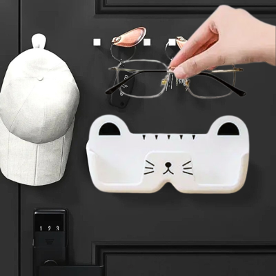 main qui pose paire de lunette dans porte lunette