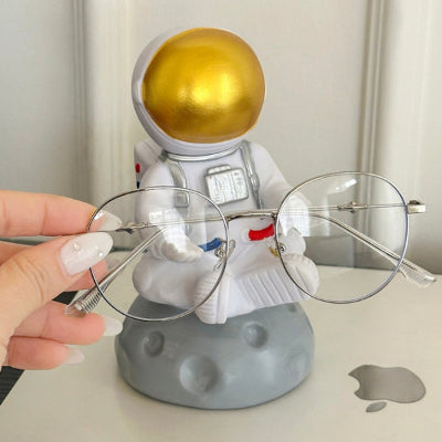 main manucurée prend lunettes vue sur porte lunettes astronaute réaliste