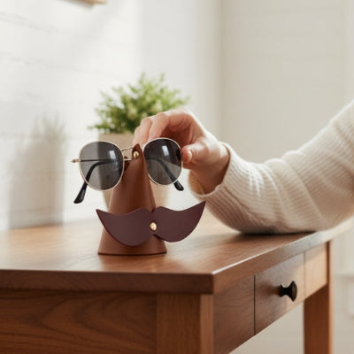 main attrape lunettes soleil sur porte lunettes cuir forme moustaches