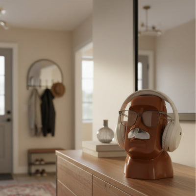 porte lunettes original statue visage humain dans entrée maison