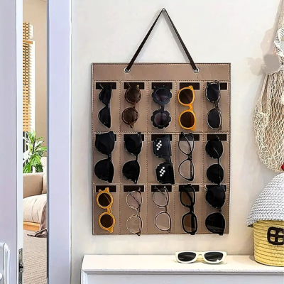 lunettes rangées dans porte lunettes suspendu mural