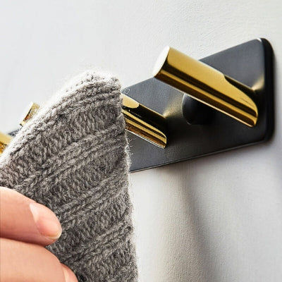 porte manteau doré crochets obliques design