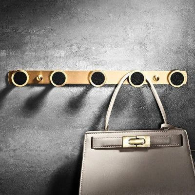 sac pendu porte manteau doré boutons cuir noir