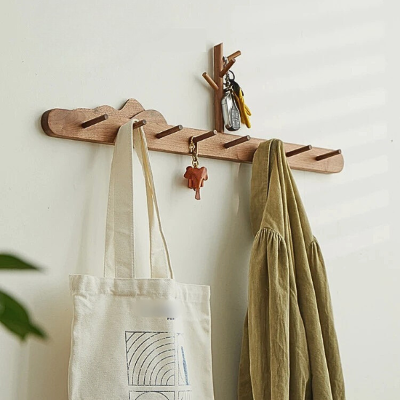 veste sac clés accrochés porte manteau bois forme arbre