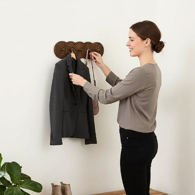 femme souriante accroche veste sac porte manteau mural bois rainuré