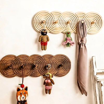 porte clés accrochés sur porte manteau mural bois rainuré 