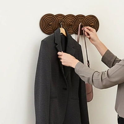 main accroche veste sac sur porte manteau mural bois rainuré