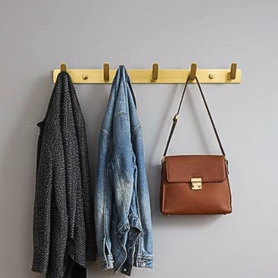 porte manteau mural doré cinq crochets veste jean sac main marron