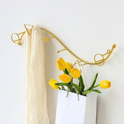 porte manteau mural doré crochets géométriques forme courbe tulipes jaunes