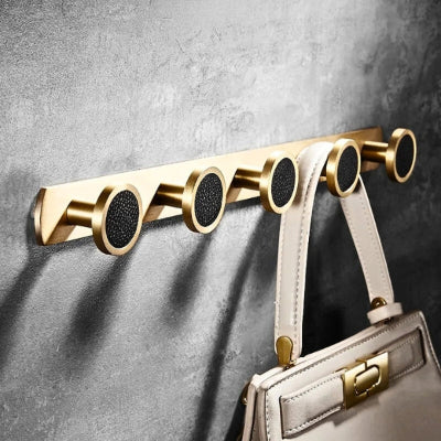 sac beige pendu porte manteau mural doré boutons cuir noir