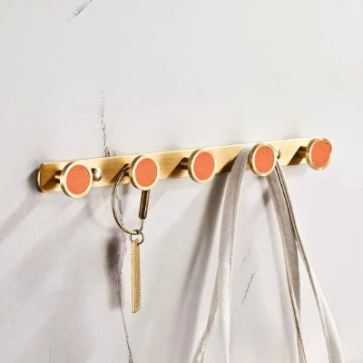 porte manteau mural doré boutons cuir orange