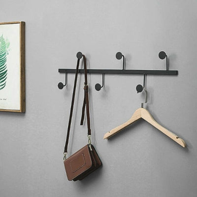 sac cintre suspendus sur porte manteau mural rond noir minimaliste