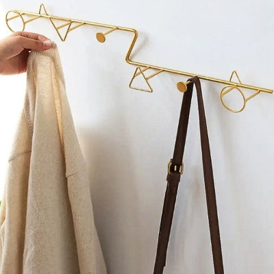 main accroche veste porte manteaux doré crochets géométriques 