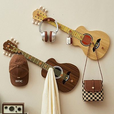 casquette casque sur porte manteaux suspendu forme guitare bois