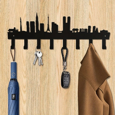 range clés mural forme silhouette ville sur fond bois