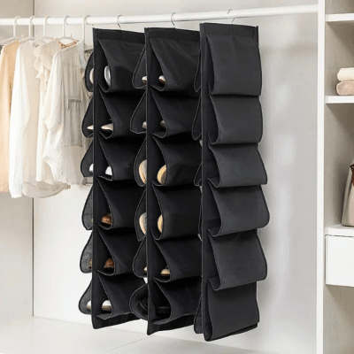 Paires-chaussures-suspension-penderie