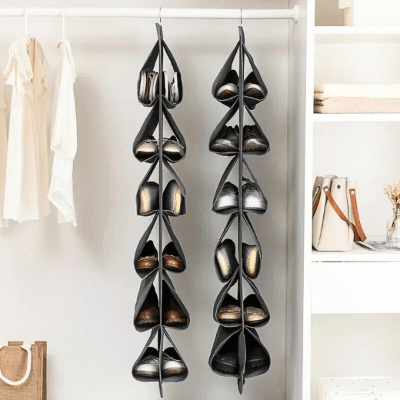 Paires-chaussures-suspension-penderie-vue-face