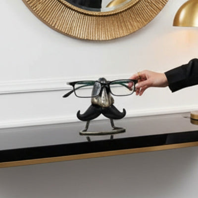 main prend lunettes sur support lunette moustache métallique