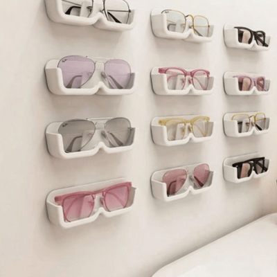 plusieurs supports lunettes sur mur blanc