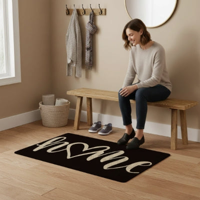 femme souriante met chaussures dans entrée maison tapis d'entrée