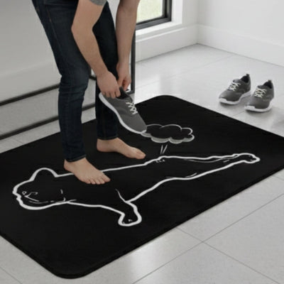 homme enfile chaussure sur tapis d'entrée intérieur bouledogue humoristique