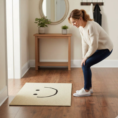 femme souriante tapis d'entrée intérieur smiley rigolo
