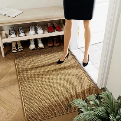 jambes femme talons hauts sur tapis d'entrée miel