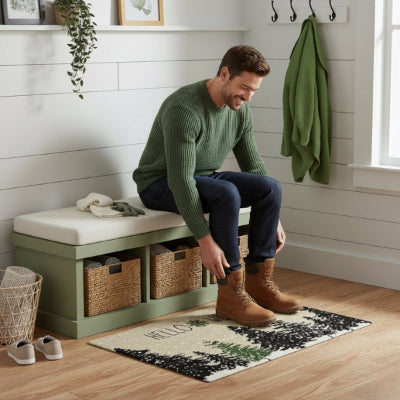 homme souriant enfiles chaussures entrée maison tapis sapins enneigés