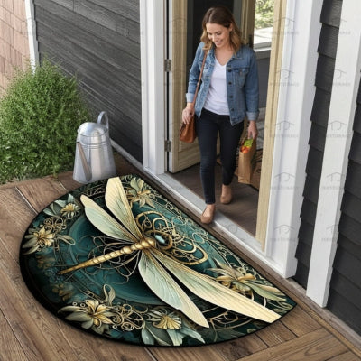 femme souriante marche tapis entrée libellule féerique