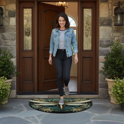 femme souriante marche tapis entrée libellule vert porte bois