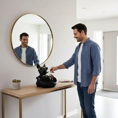 homme souriant range clés dans vide poche forme bouledogue rigolo